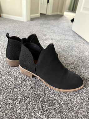 Vepose Black Suede Cutout Low Heel Ankle Booties